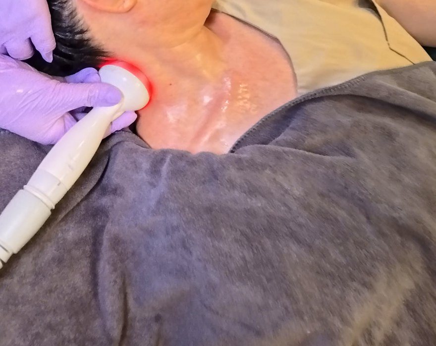 열 에너지 테라피 핸드피스로 목 부위를 관리하는 장면