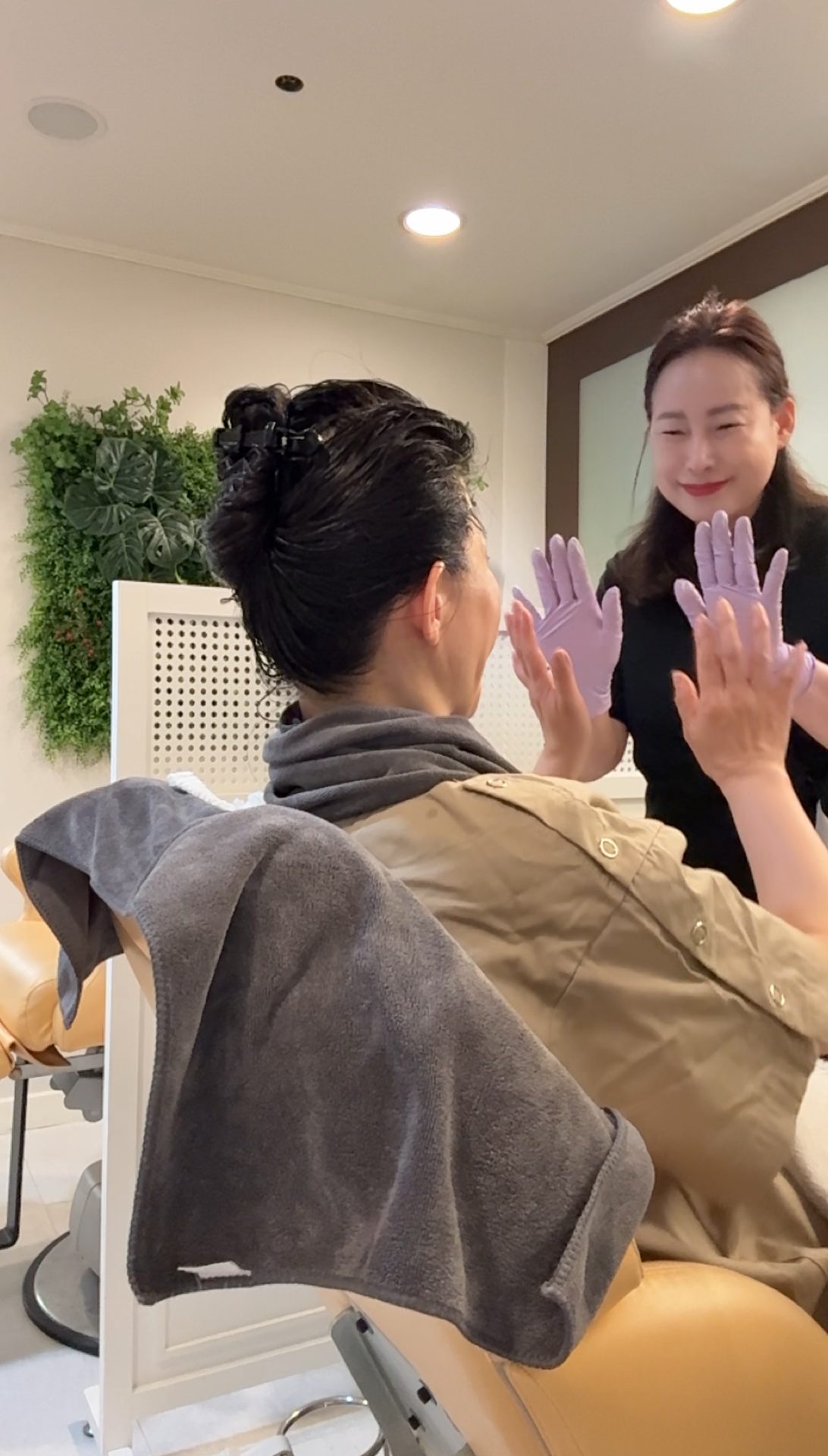 관리를 마치고 함께 웃는 모습